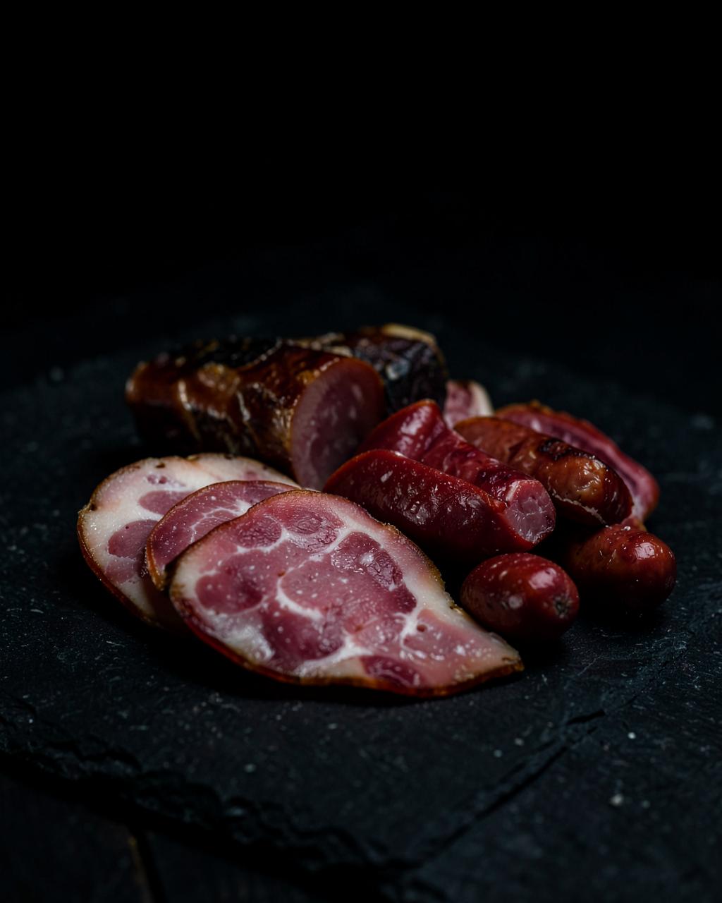Hochwertige Wurstwaren und Schinken in professioneller Präsentation